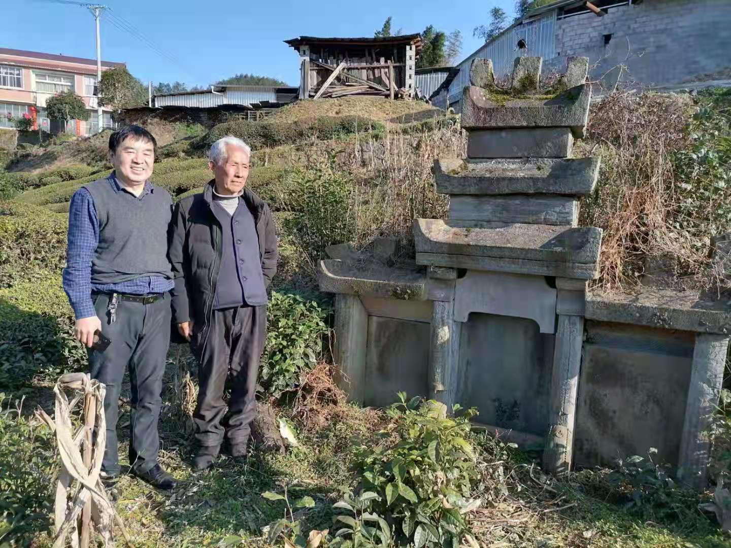 作者与戴发政在戴氏先人墓旁合影