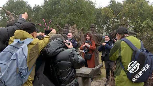 　　▲国内外摄影爱好者聚焦美丽赤壁