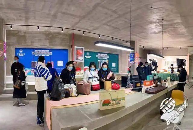 ▲首设“直播带货”间 助力赤壁市茶产品销售