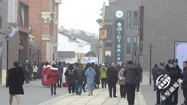 ▲羊楼洞古镇上游客如潮