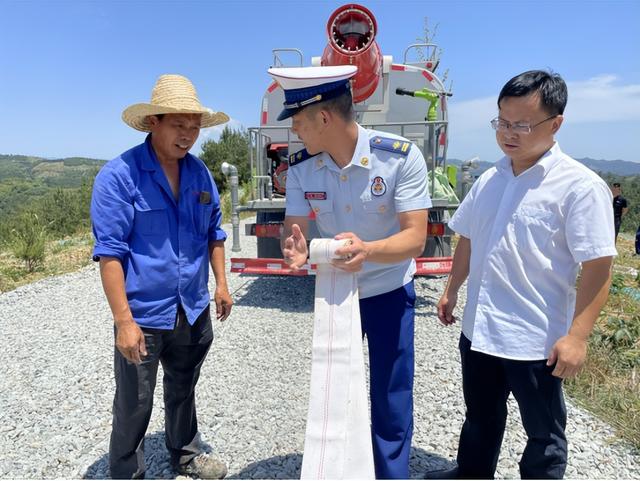 湖北十堰：“火焰蓝”灌溉6000亩茶园， 为120万株茶苗“解解渴”