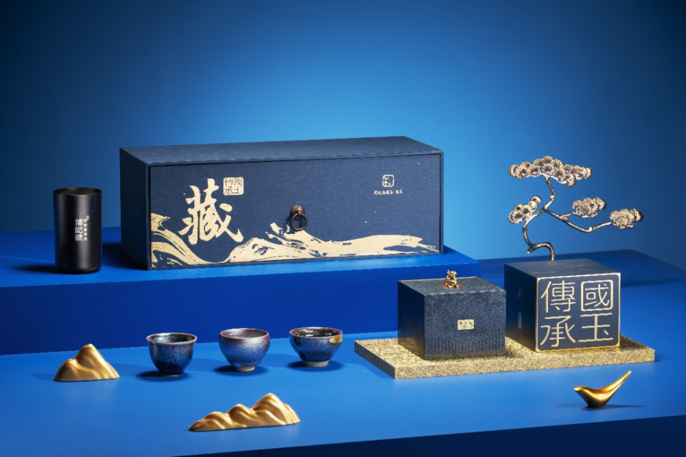 高颜值高品质，八马茶业携手周大福送出“茗家”联名礼盒