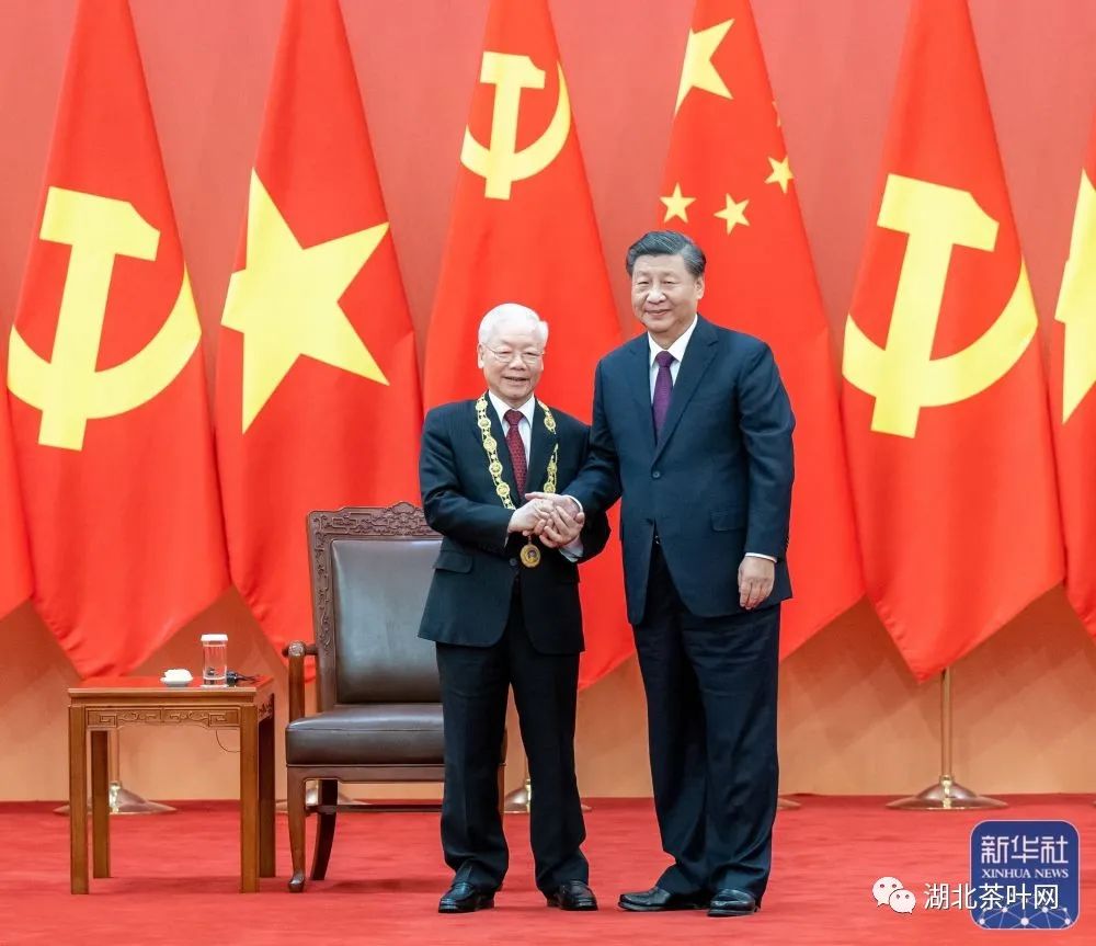 茶叙外交：习近平向越共中央总书记阮富仲授予“友谊勋章”并举行隆重颁授仪式