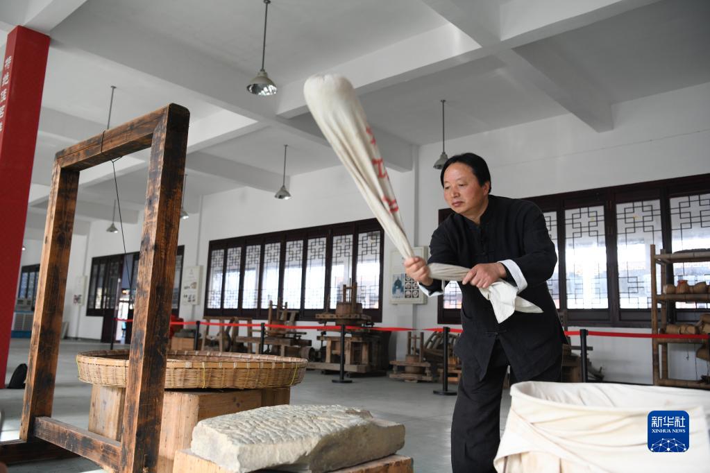 传承“祁红”制茶技艺 打造富民“金叶”