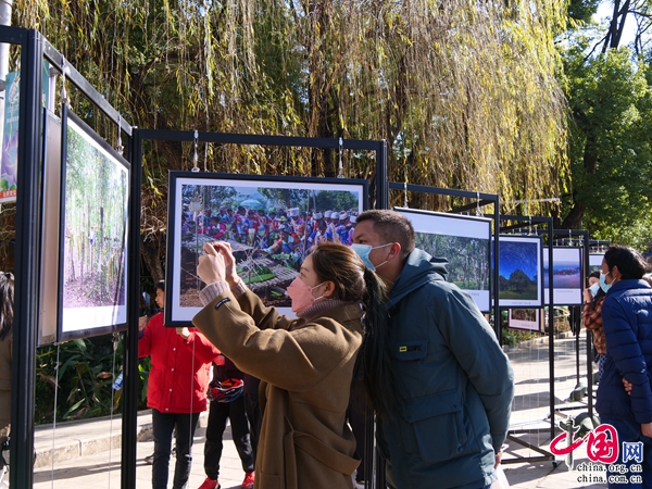 “茶香云南 共享非遗”专题摄影展在昆明开展